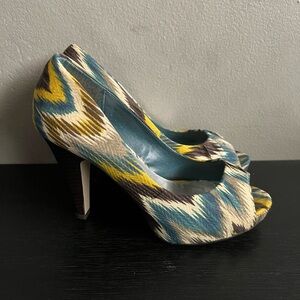Women’s Madden Girl Kaboby platform peep toe pumps multicolored ikat fabric sz 6